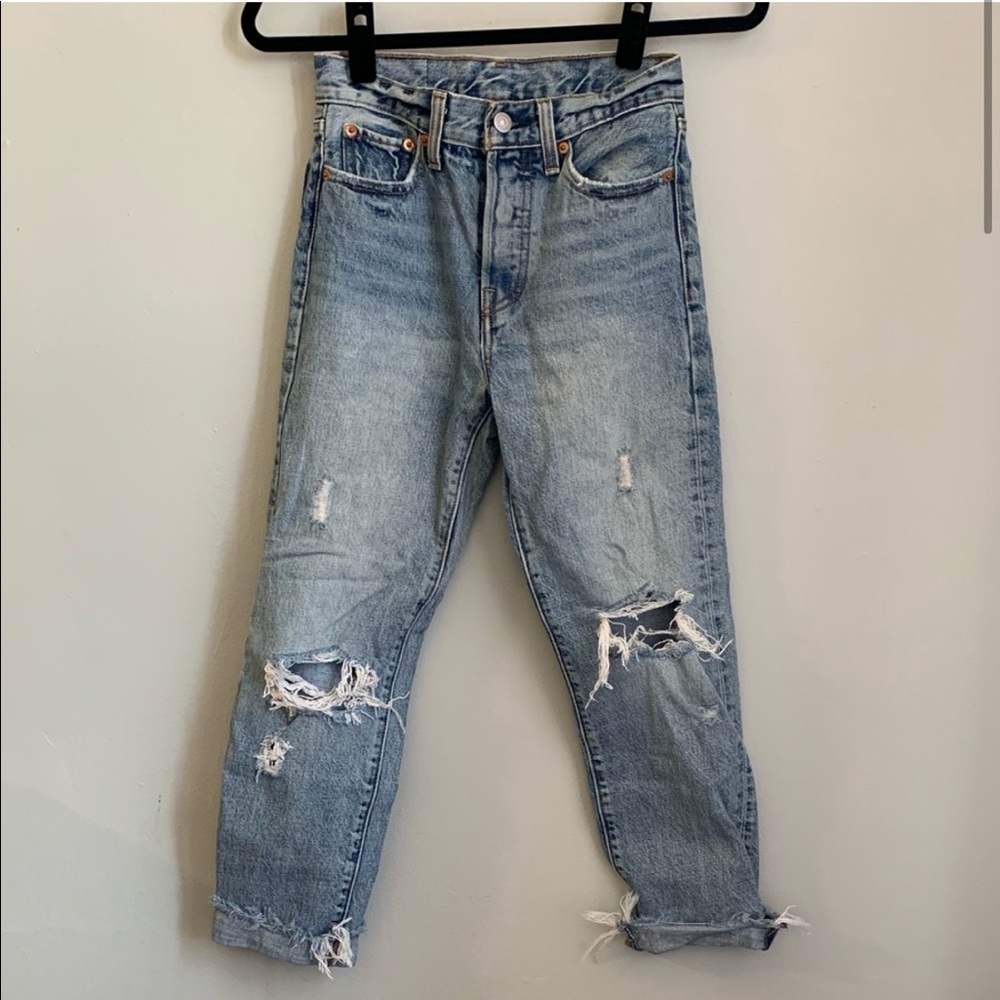 Levi distressed wedgie sz 24
